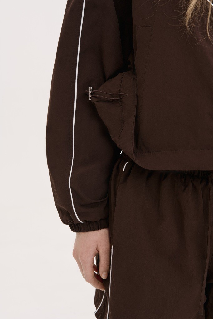 УКОРОЧЕНА КУРТКА-БОМБЕР З АКЦЕНТОМ НА ГЕОМЕТРІЮ 1264 зображення 4